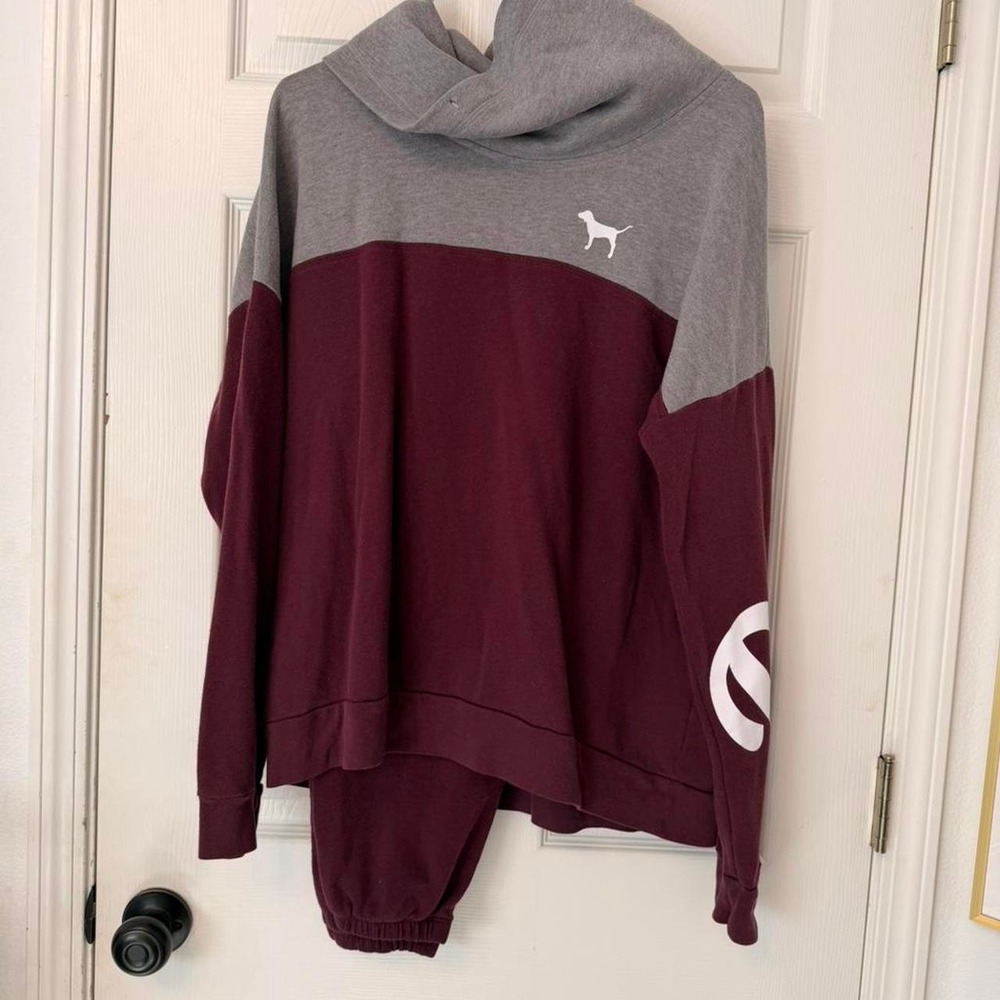 #Pink sweatsuit top is L bottom is xs great for small-medium body.